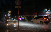 Referencial. Conducir bajo la lluvia en Ecuador exige precaución: el mantenimiento vehicular y la velocidad adecuada son claves para evitar choques.