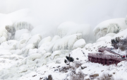 Las Cataratas del Niágara se congelan parcialmente en medio de temperaturas extremas de hasta -30 grados.