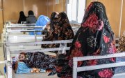 Esta fotografía, tomada el 8 de enero de 2026, muestra a mujeres afganas con sus hijos desnutridos en un hospital de Herat.