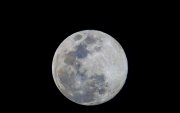 Fotografía que muestra la luna llena.