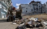 Fotografía del 22 de enero de 2026 que muestra un grupo de personas recogiendo basura en una calle, en La Habana (Cuba)