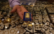 El precio del oro bordea los $5600 por onza.