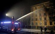 Bomberos ucranianos extinguen un fuego en un edificio atacado por Rusia en una imagen de archivo.
