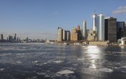 Hielo flota en el puerto de Nueva York en la confluencia de los ríos Este y Hudson mientras  en Nueva York, EE.UU., el 29 de enero de 2026.