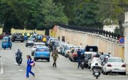 Una larga fila de carros esperan para abastecerse de combustible este viernes 30 de enero de 2026 en La Habana.