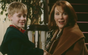 Macaulay Culkin y Catherine O’Hara en una escena de Home Alone, clásico del cine familiar.
