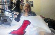 La costurera mexicana Estela Parra con uno de los estandartes.