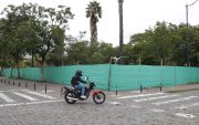 El parque central de Tumbaco permanece cerrado mientras avanzan los trabajos de mantenimiento integral.
