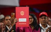 Norma. La presidenta interina de Venezuela, Delcy Rodríguez, sostiene una copia de la reforma.