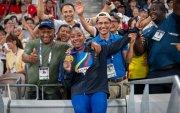 Juleisy cuando ganó el oro en el Mundial de septiembre en Tokio, Japón, junto a su entrenador autoridades y amigos.