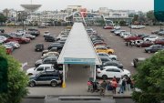 Zona de parqueos del aeropuerto de Guayaquil.