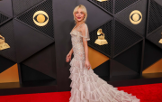 Sabrina Carpenter deslumbra con un vestido de gala en la alfombra roja de los Grammy 2026 en Los Ángeles.