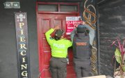 La AMC y la Policía Nacional clausuraron un local de tatuajes en la parroquia El Quinche, al nororiente de Quito, tras hallar marihuana durante un operativo de control.