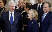 Bill y Hillary Clinton en un acto público; ambos han aceptado testificar ante la Cámara en el marco de las investigaciones por el caso Epstein