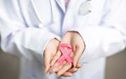 Referencial.Un profesional de la salud sostiene el lazo rosado, símbolo de la lucha contra el cáncer de mama, en el marco de las campañas de prevención y detección temprana en Ecuador.