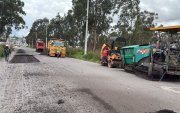 Trabajos de mantenimiento vial preventivo se ejecutan en cinco sectores de Calderón para mejorar la movilidad y seguridad vial.