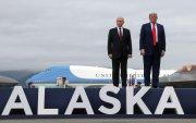 El presidente de los Estados Unidos, Donald Trump (d), y el presidente de Rusia, Vladimir Putin, antes de la reunión en Anchorage (Estados Unidos).