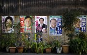 Carteles de campaña de los candidatos a las próximas elecciones generales se exhiben en una pared en Tokio, Japón.