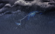 Referencial.Un rayo ilumina la intensidad de la tormenta nocturna, reflejando la fuerza de los fenómenos que se esperan en la Costa, Sierra y Amazonía