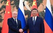 Imagen de archivo del presidente ruso, Vladimir Putin (izq.), y el presidente chino, Xi Jinping, antes de su reunión en Pekín, China, el 2 de septiembre de 2025.