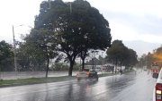 Referencial. Conductores avanzan con precaución por la calzada mojada tras la tormenta eléctrica en Quito.
