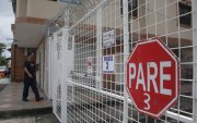 Cerco. Como ocurre en otros sectores de Guayaquil debido a la criminalidad desbordada, vecinos de varias etapas de Guayacanes han cerrado sus cuadras con rejas.