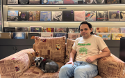 Andrés Yánez, coleccionista y dueño de la marca Bee Vinyl, junto a su macota Holly