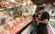 Jhonny Moreno y Joselyn Mejía compran los anillos en la joyería Marthita.
