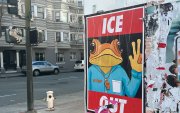 Fotografía de un cartel con la imagen del sapo concho entre la frase "ICE Out" (Fuera ICE) colgado en una calle este jueves en San Francisco, California (EE.UU.).