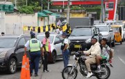 Infracciones como circular en moto sin casco se cometían frente a los miembros de la Agencia de Tránsito y Movilidad (ATM), en la avenida José María Velasco Ibarra.