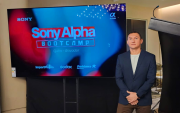 Ronald Mosquera, Subgerente de Ventas de Sony Ecuador, durante el Sony Alpha Bootcamp, explicando los objetivos del evento y la creación de comunidad audiovisual.
