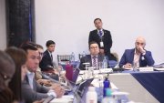 Mario Godoy, presidente del Consejo de la Judicatura, acompañado de su abogado Stalin Raza, en la Comisión de Fiscalización