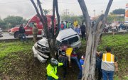 El vehículo se impactó contra un árbol. Los siniestros viales ocurren casi a diario en vía a la costa.