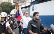 El opositor Juan Pablo Guanipa (c), cercano a la líder María Corina Machado en Caracas (Venezuela).