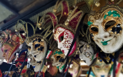 Referencial. Coloridas máscaras venecianas en exhibición, símbolo de las celebraciones de Carnaval 2026 en Ecuador.