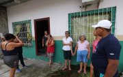 Angustia. Habitantes de la cooperativa Florida I, Guasmo Sur, desconocen si ellos serán o no expropiados de sus viviendas. Ellos piden que el MIT socialice el proyecto vial.