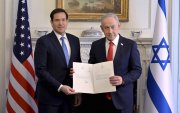 El primer ministro israelí, Benjamín Netanyahu, junto al secretario de Estado, Marco Rubio, mostrando el documento de adhesión a la Junta de la Paz, en Estados Unidos.