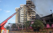 Los bomberos continúan trabajando por enfriar las estructuras.