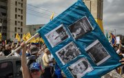 Personas participan en una marcha por el Día de la Juventud este jueves, en Maracaibo (Venezuela).