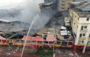 Afectación. Hasta pasadas las 16:00, el incendio en el edificio Multicomercio seguía activo. Aún había focos activos y bomberos y sus equipos en el sitio.