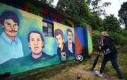 Otilia Torres, hermana de Diuviseldo Torres, camina frente a un mural que representa a su hermano y otras personas desaparecidas en el municipio de Fusagasugá.