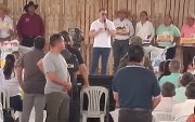 El presidente Daniel Noboa en la visita en Daule a los agricultores.