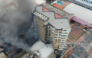 Vista aérea del edificio de Multicomercio tras el incendio, mientras se habilita el formulario de ayuda para los damnificados.