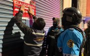 Las autoridades retiraron armas blancas y licor sin registro sanitario durante los controles ejecutados la noche del viernes.