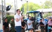 El presidente Daniel Noboa en la visita que hizo a los agricultores en Daule.