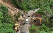 La Prefectura de Pichincha ejecuta labores de limpieza en la vía Mitad del Mundo – Río Blanco afectada por deslizamientos.