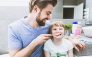 Es obligatorio el uso de hilo dental desde la aparición de los primeros dientes, ya que ayuda a retirar restos de comida acumulados entre diente y diente, donde el cepillo no llega.