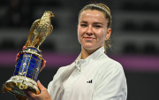 La tenista de 29 años Karolina Muchova con el título de Doha.
