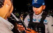 Los agentes de tránsito realizan operativos a conductores.