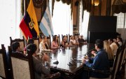 Varios concejales de Guayaquil reunidos en el Salón de la Ciudad.